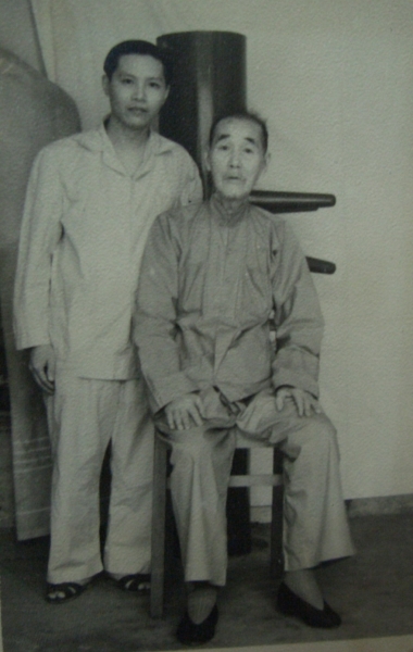 Cố võ sư Nguyễn Bá Khả chụp cùng Su tổ (năm 1959)